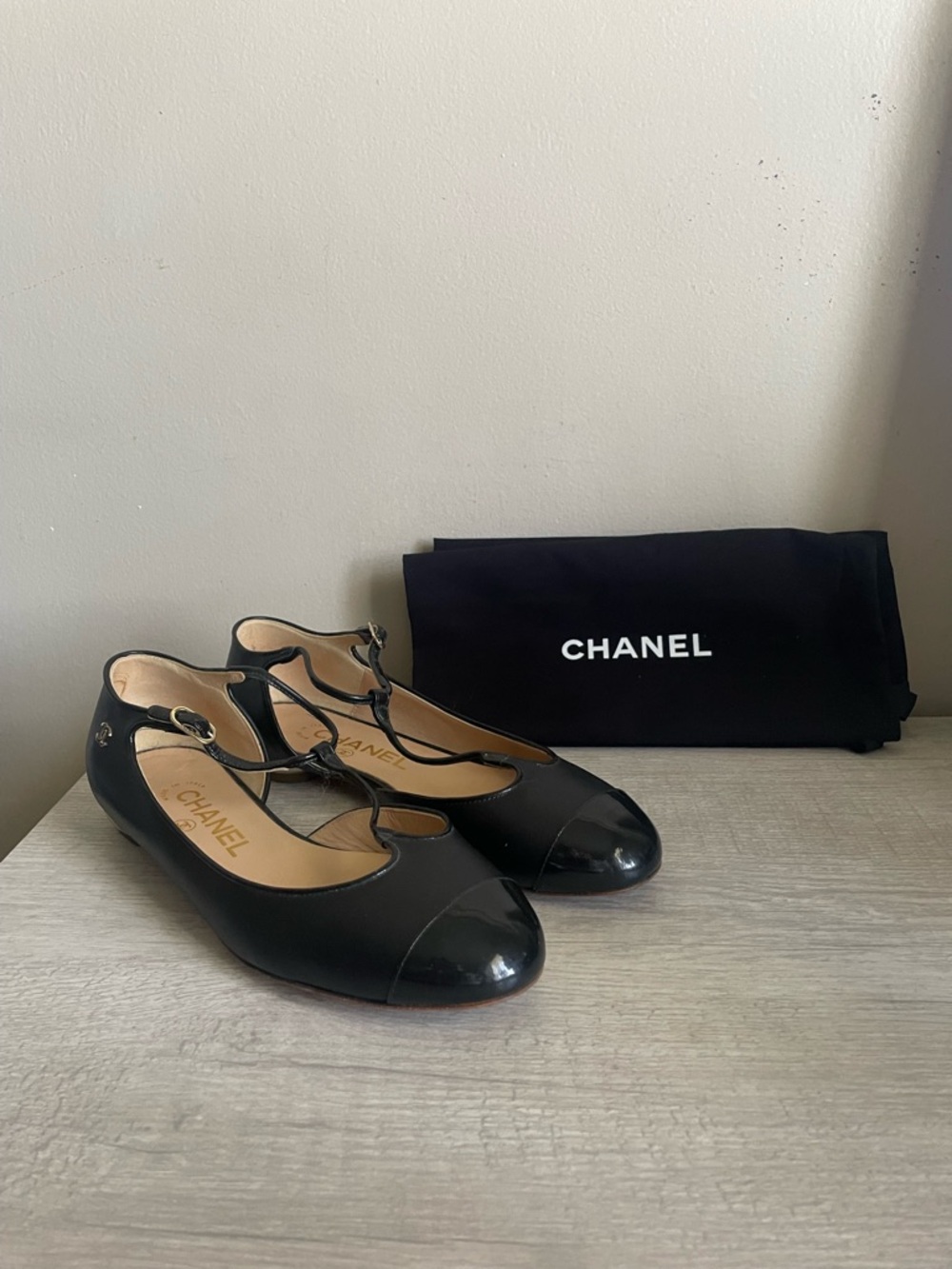 Pre-Owned Authentic 2012 CHANEL Black Leather T-Strap Ballet Flat w/ Gold Accent - Picture 2 of 12